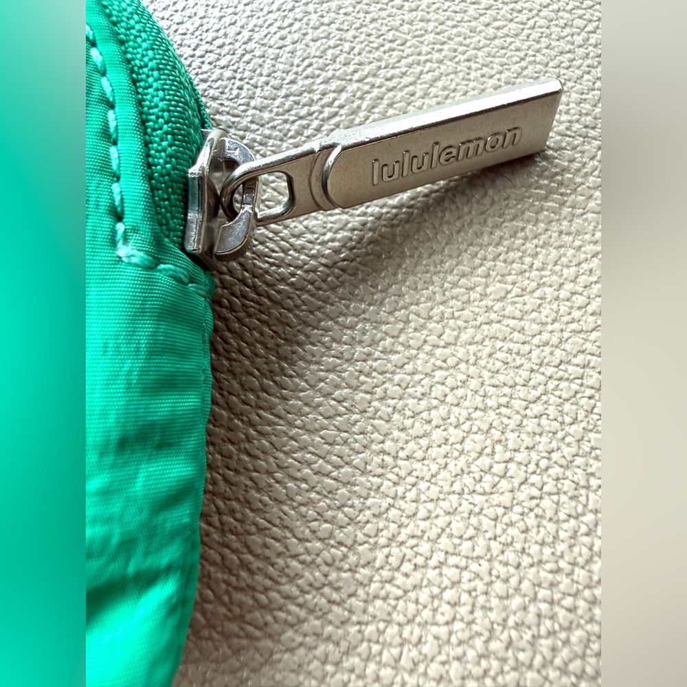 Lululemon Emerald Green Zippered Pouch Wrislet - Picture 6 of 9